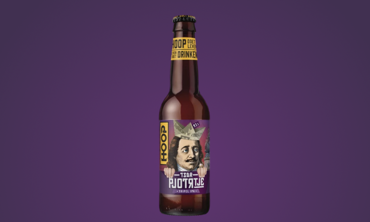 Bruin flesje Tsar Pjotr-tje tripel IPA van Hoop met paarse achtergrond.