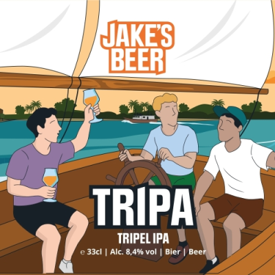 Drie mannen op een boot proosten met Jake's Beer Tripa in een zomers landschap.