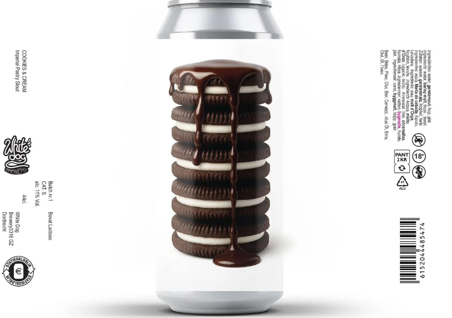 Aluminium blik met een stapel chocoladekoekjes en witte vulling bedekt met chocoladesaus.