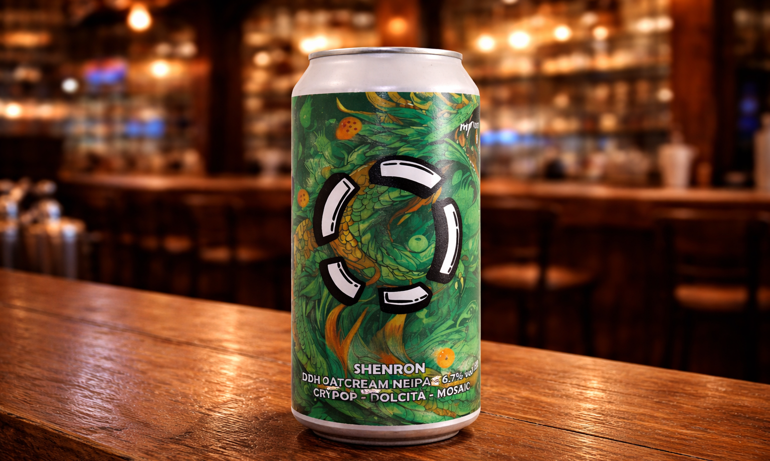 Blikje bier met groene draak en abstract design op een houten bar in een sfeervolle kroeg.