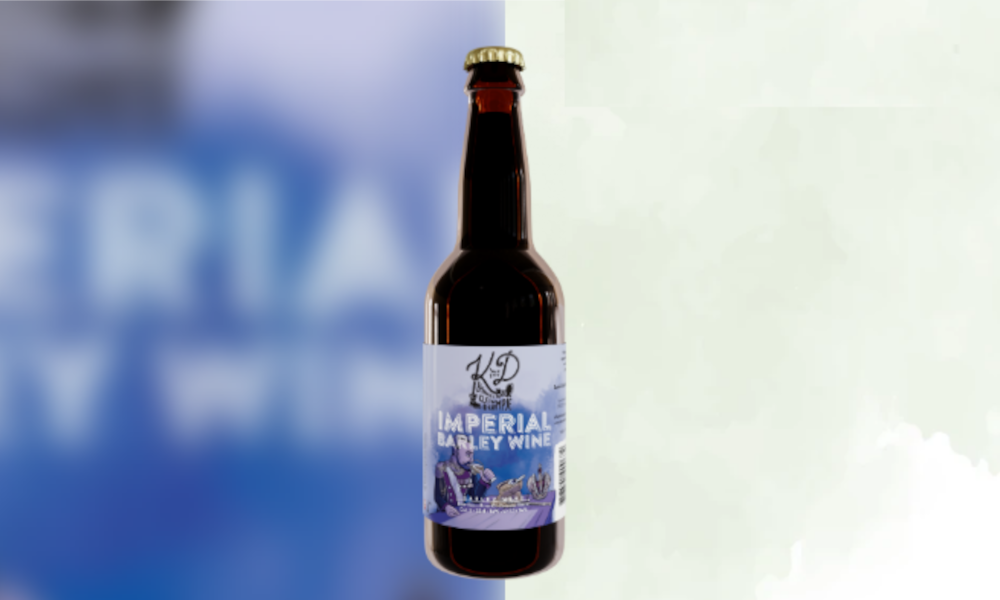 Bruin bierflesje met het etiket 'Klein Duimpje Imperial Barley Wine' op een blauwe achtergrond.