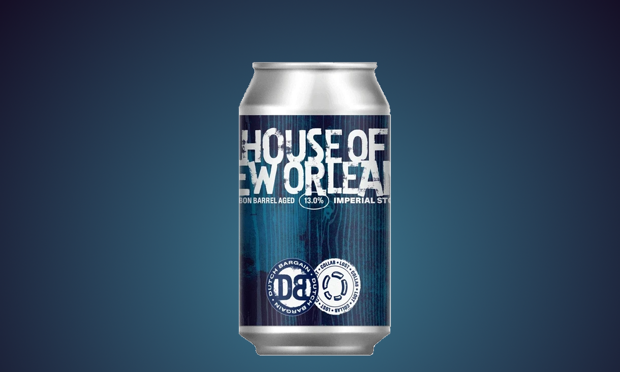 Blikje bier met het label House of New Orleans tegen een blauwe achtergrond.