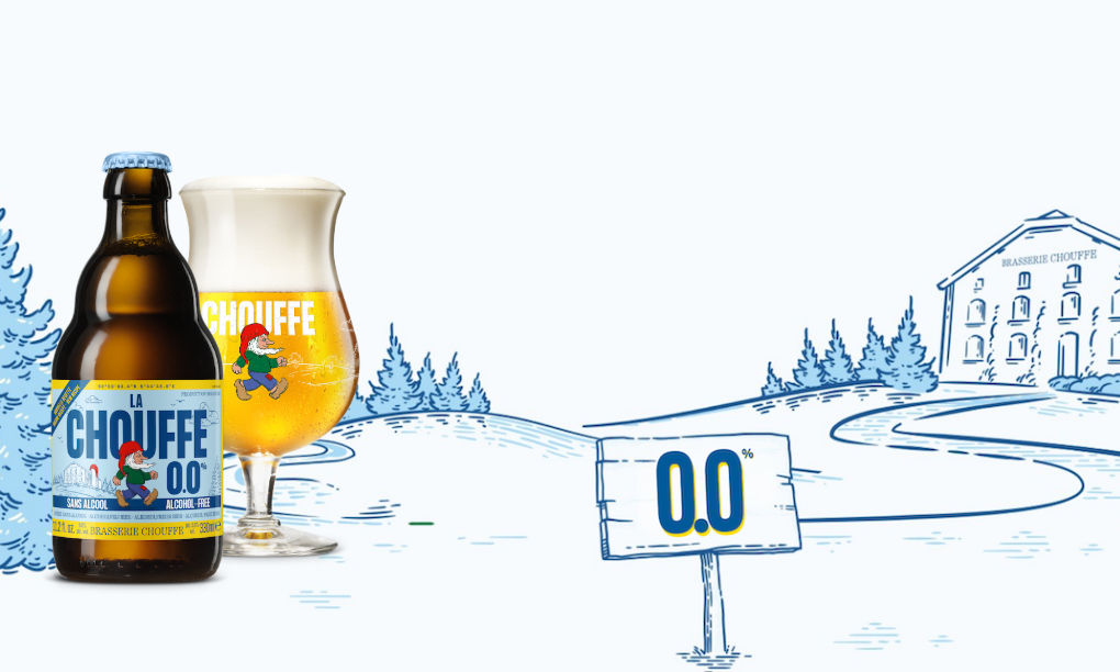 Fles en glas La Chouffe 0.0% met blauwe illustratie van brouwerij en bomen.