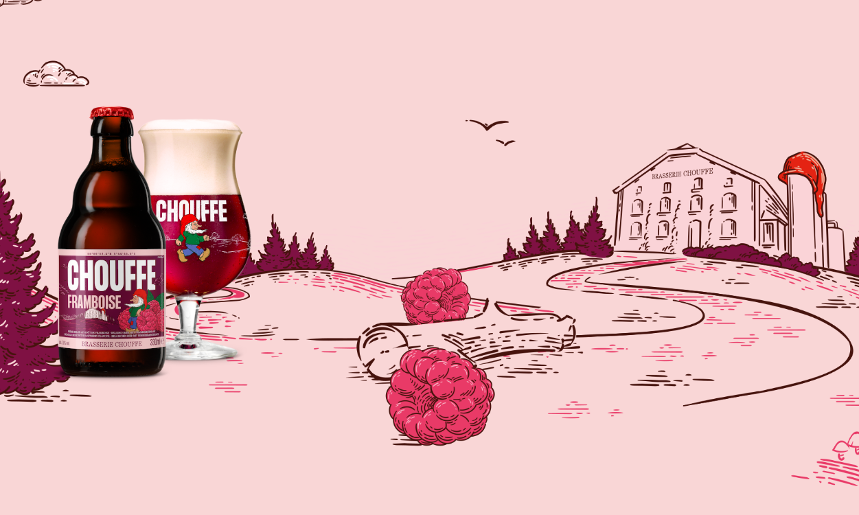 Chouffe Framboise fles en glas met illustratie van landschap en brasserie op achtergrond.