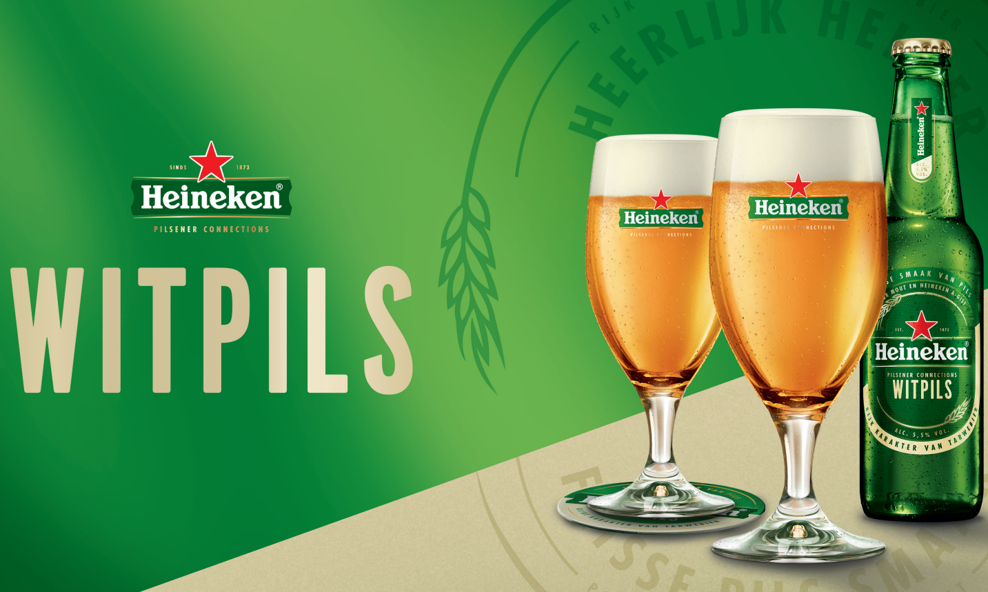 Heineken Witpils fles en twee glazen gevuld met bier op een groene achtergrond.