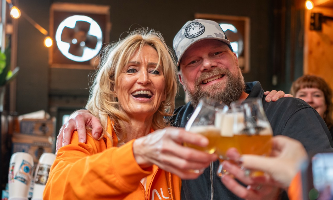 Natasja Froger en Ferry Wijnhoven proosten met het beer geeks beat ALS 2026 bier