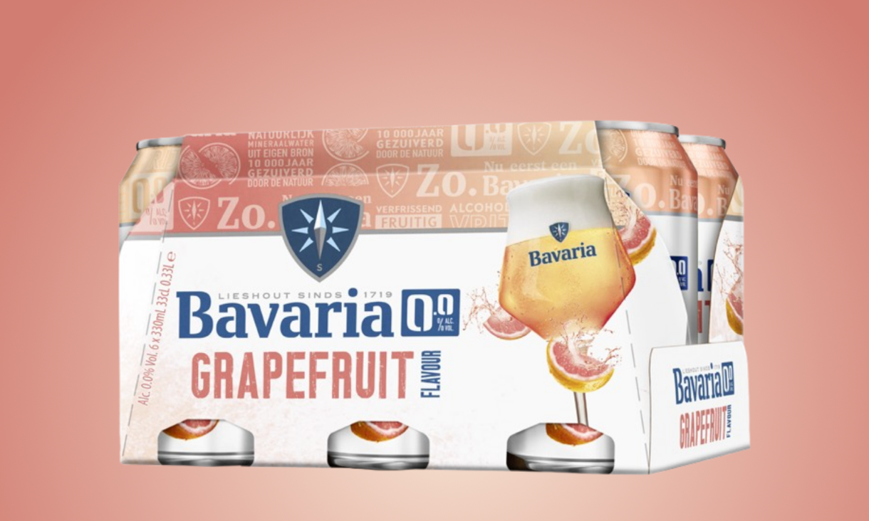 Verpakking van Bavaria 0.0% Grapefruit bier tegen een roze achtergrond.