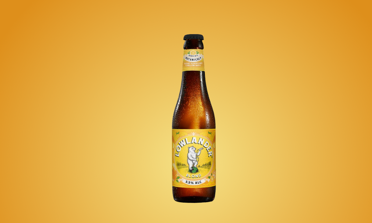 Gouden fles Lowlander Blond bier met botanisch label op oranje achtergrond.