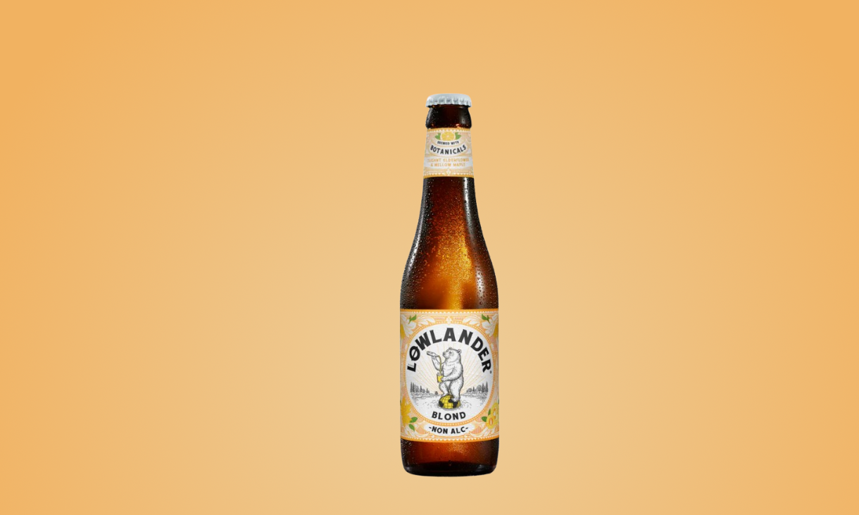 Fles Lowlander Blond Non-Alc 0,3% op een oranje achtergrond.
