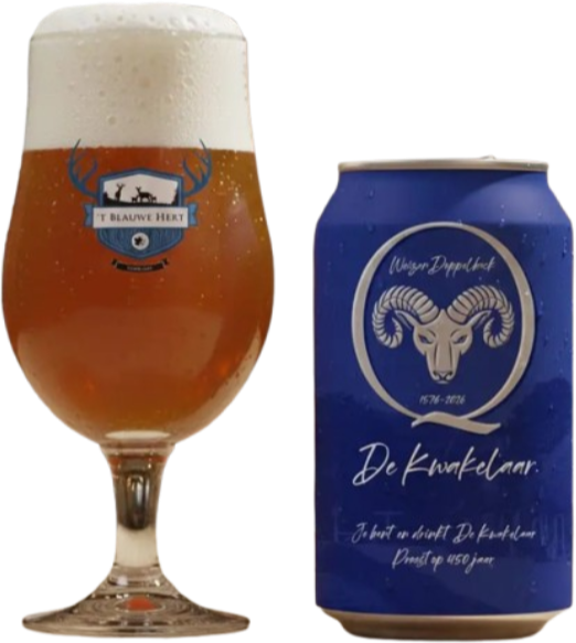 Glas bier met schuim naast een blauw blik met ram afbeelding en tekst 'De Kwakelaar'.