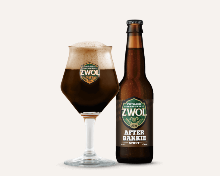 Glas en fles Westlandse Zwol Afterbakkie stout bier op een lichte achtergrond.