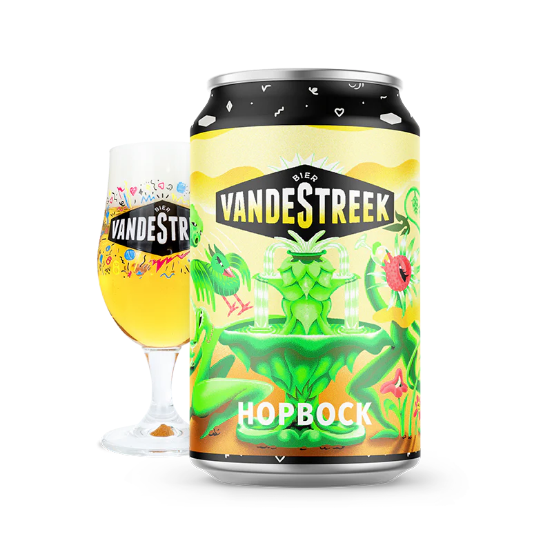 Een bierblik en glas vandeStreek Hopbock met felgekleurde illustraties.