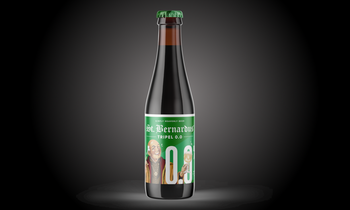 Flesje St. Bernardus Tripel 0.0 op een effen donkere achtergrond.