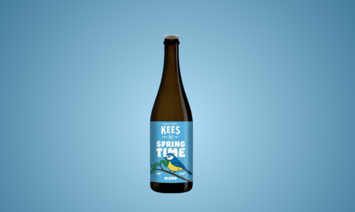 Bruine bierfles Kees Spring Time met blauw etiket en vogel illustratie.