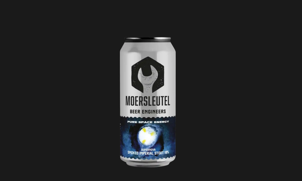 Wit bierblik Moersleutel met blauw ruimte-thema en supernova afbeelding.