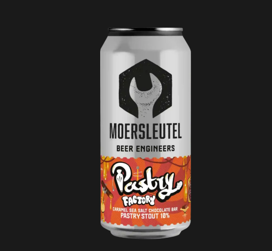 Blik van Moersleutel caramel zeezout chocoladereep Pastry Stout op zwarte achtergrond.