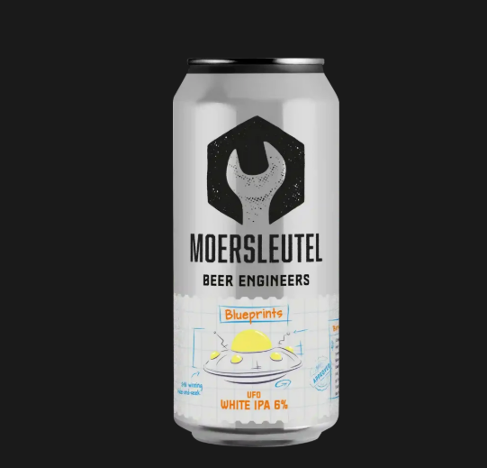 Wit bierblik met Moersleutel logo en UFO ontwerpen op een zwarte achtergrond.