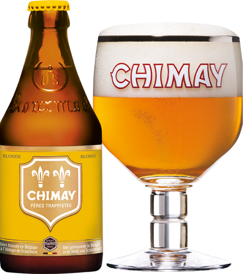 Een fles en glas Chimay Geel bier met schuimkraag op een witte achtergrond.