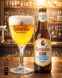 Gerardus Blond 0.0% bier in glas en fles op een bar met wazige achtergrond.