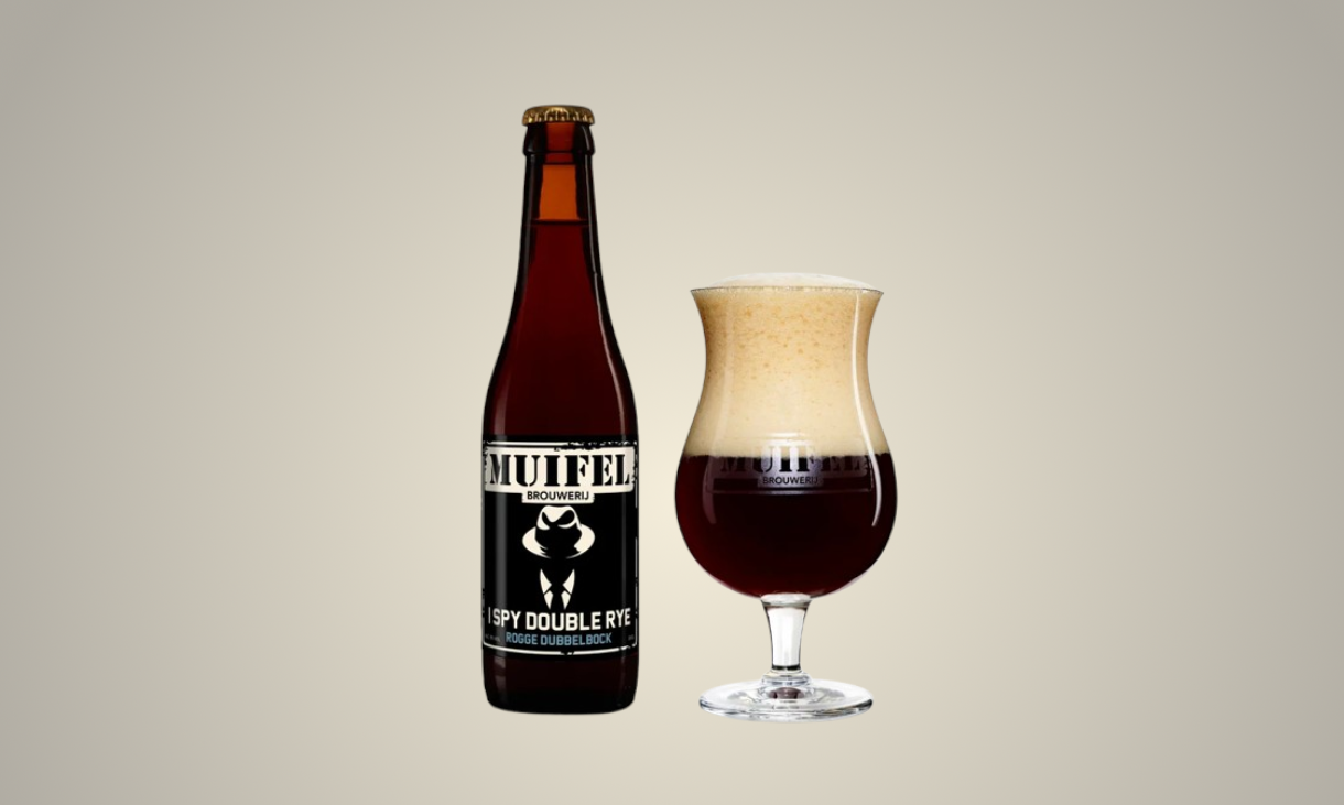 Muifel I Spy Double Rye bier naast een glas met schuimkraag.