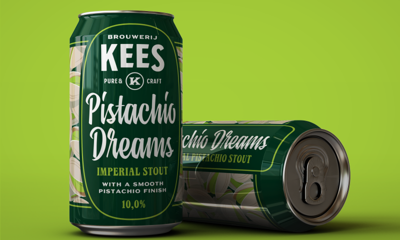 Twee Kees Pistachio Dreams blikjes op een groene achtergrond.