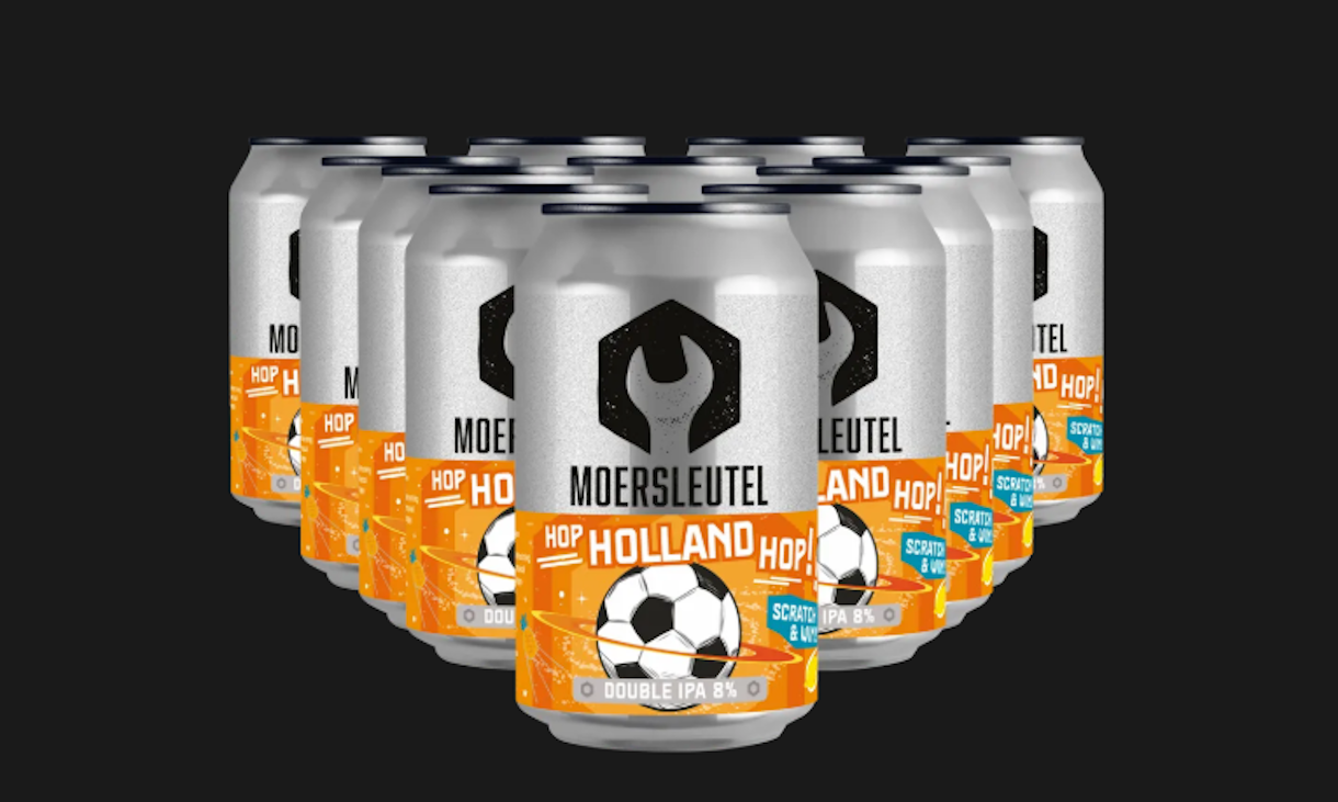 Verzameling van Moersleutel Hop Holland Hop! bierblikken met oranje etiketten en voetbaldetails op een zwarte achtergrond.
