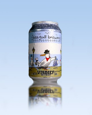 Blikje bier met visdief illustratie tegen blauwe lucht.