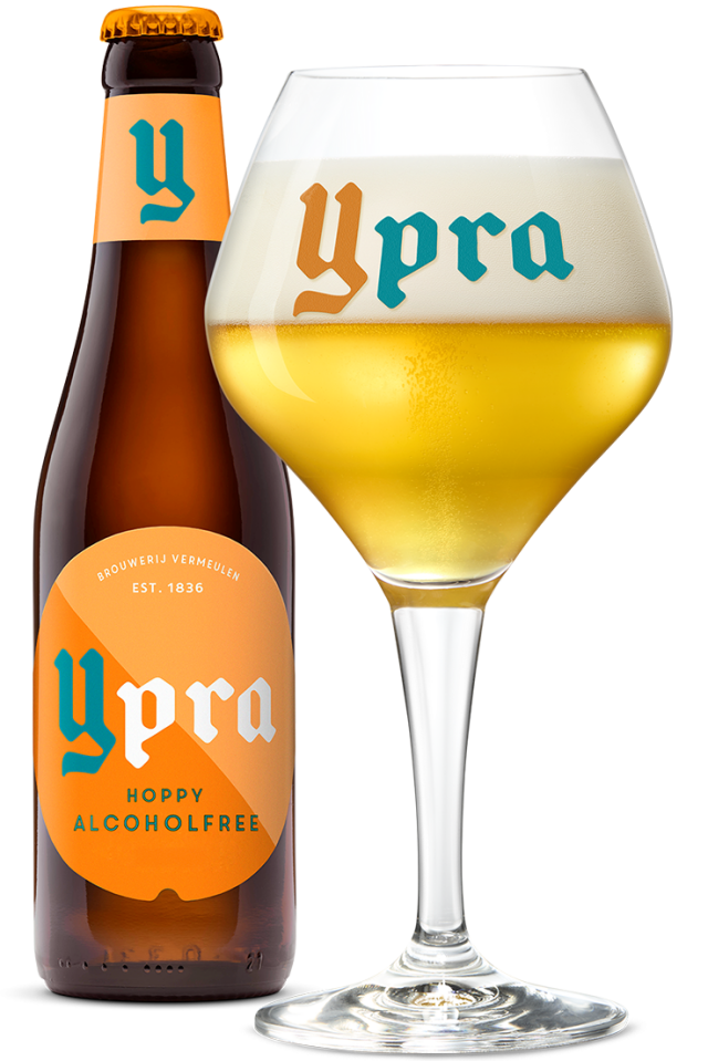 Fles en glas gevuld met Ypra Hoppy Alcoholfree bier, met schuimkraag.