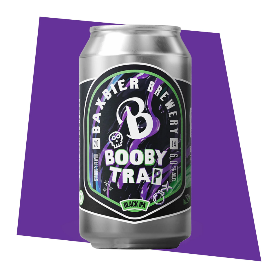Blik Baxbier Boobytrap op paarse achtergrond.