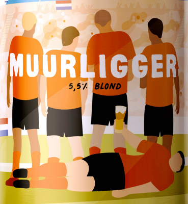 Illustratie van voetballers in oranje shirts met een keeper liggend op het gras met bier.