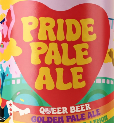 Etiket van een blikje Pride Pale Ale met kleurrijke en feestelijke elementen.