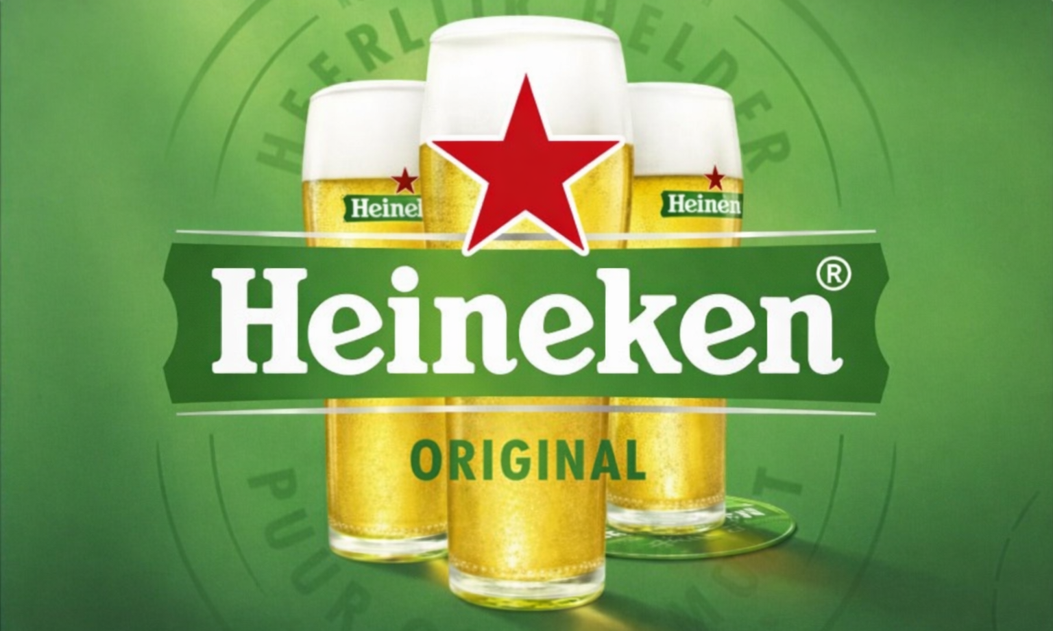 Drie Heineken bierglazen gevuld met pils op een groene achtergrond.