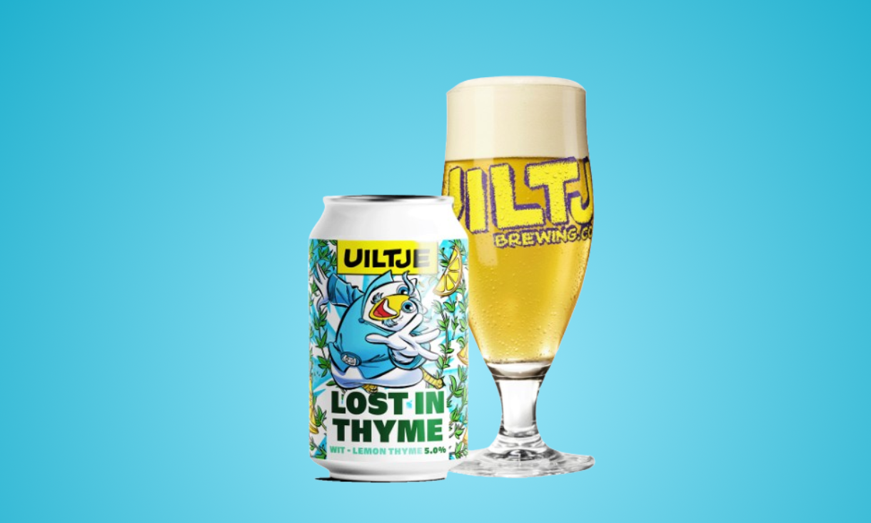 Blik Uiltje Lost in Thyme bier naast een glas op een blauwe achtergrond.