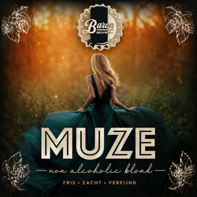 Vrouw in elegante jurk in bos met de tekst 'Baron Brouwers Muze non alcoholic blond'.