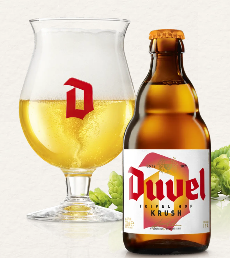 Glas Duvel Tripel Hop Krush bier en flesje met hop op de achtergrond.