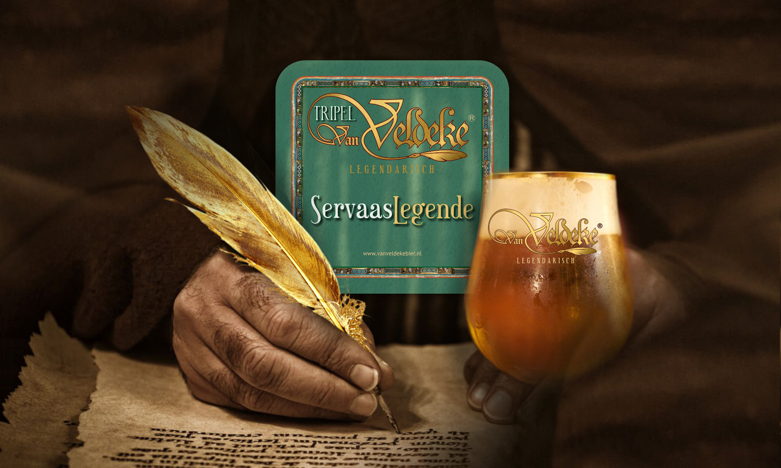 Hand met veer in bruine kleding schrijft naast een glas bier en een bierkaartje van ServaasLegende.