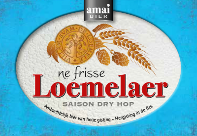 Etiket van Amai Ne Frisse Loemelaer Saison met tarwemotief en blauwe achtergrond.