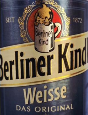 Close-up van een Berliner Kindl Weisse-label met logo, goudkleurige band en blauwe achtergrond.