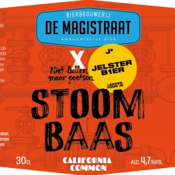 Oranje bieretiket van De Magistraat Stoombaas met zwarte typografie, logo en barcode.