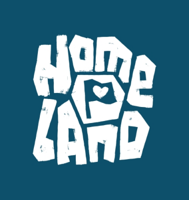Wit handgetekend Homeland-logo met harticoon op een donkerblauwe achtergrond.