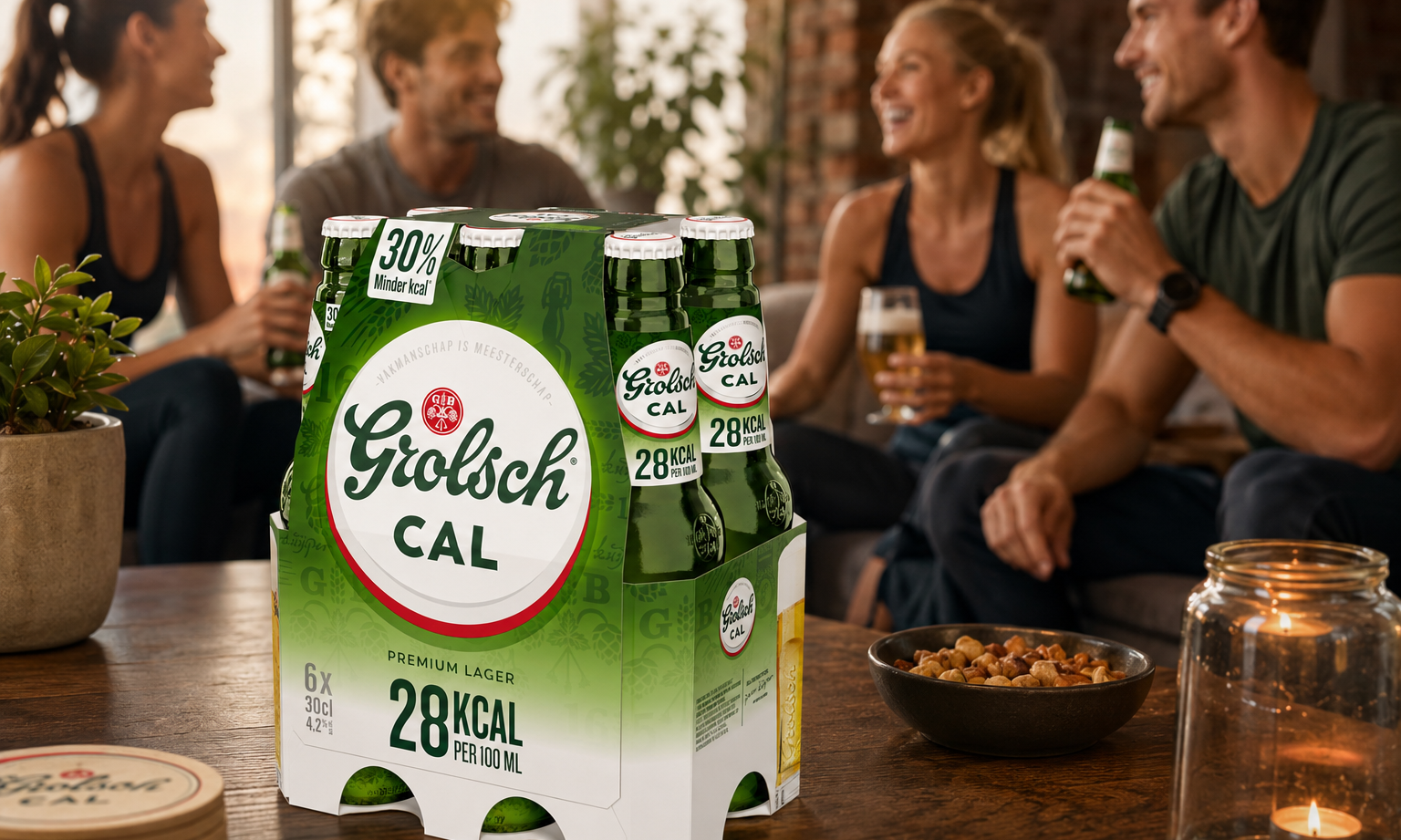 Sixpack Grolsch CAL op tafel met vrienden die bier drinken op de achtergrond
