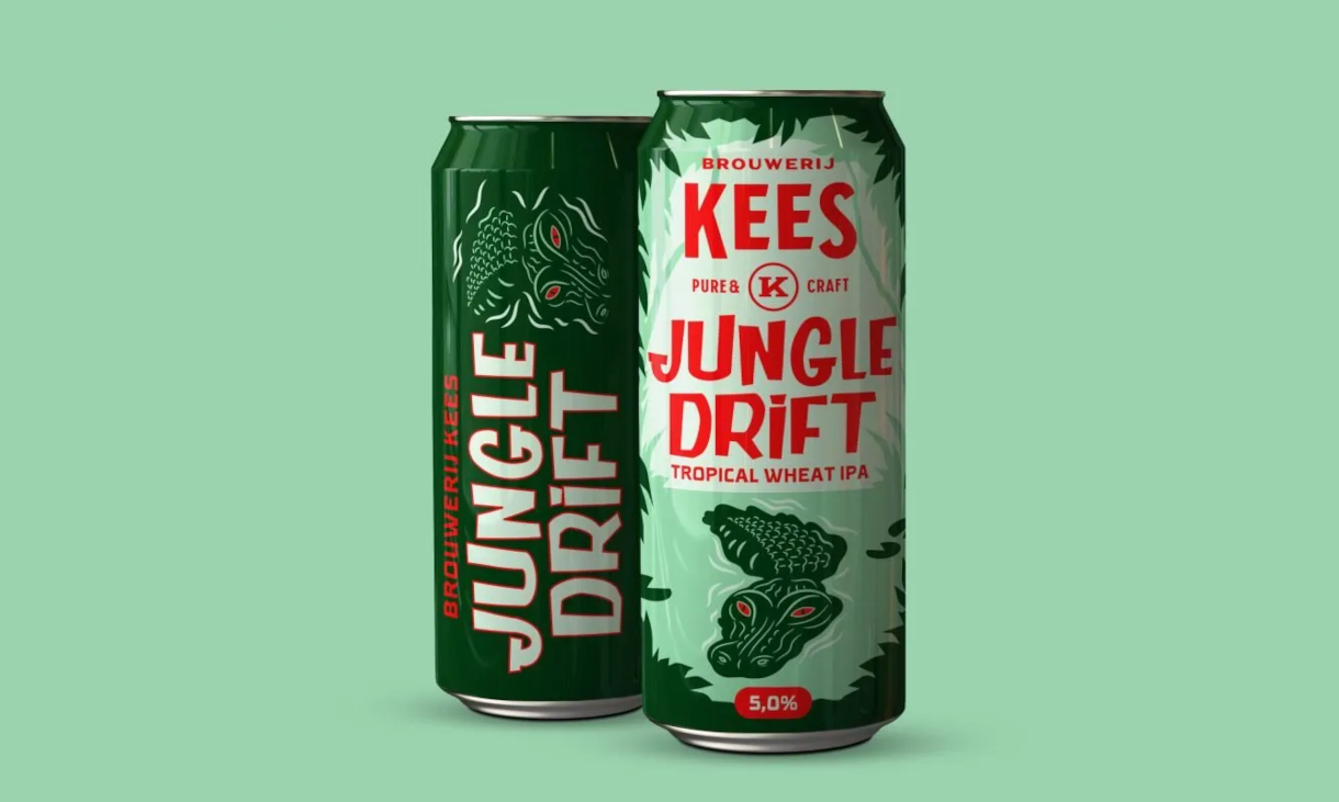 Twee groene blikjes Kees Jungle Drift Tropical Wheat IPA op een mintgroene achtergrond.