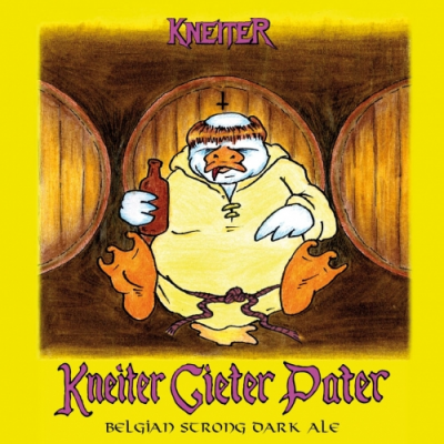 Cartoonpater met fles tussen houten vaten op geel bieretiket van Kneiter Gieter Pater.