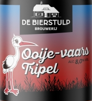 Etiket van Ooije-vaars Tripel met ooievaar, brouwerijlogo en rood-blauwe achtergrond.