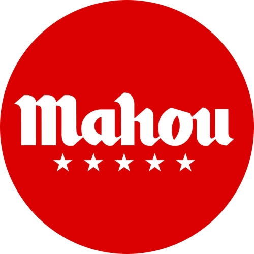 Rond rood Mahou-logo met witte merknaam en vijf witte sterren eronder.