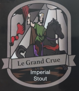 Etiket van Le Grand Crue Imperial Stout met een ridder te paard en rode vlag op donkere achtergrond.