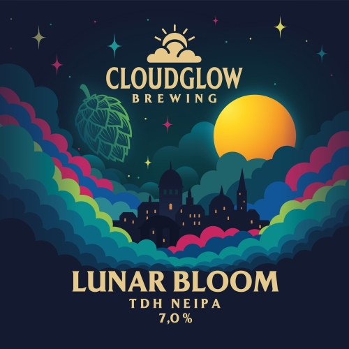 Bieretiket van Lunar Bloom met volle maan, kleurrijke wolken, stadssilhouet en Cloudglow Brewing-logo.