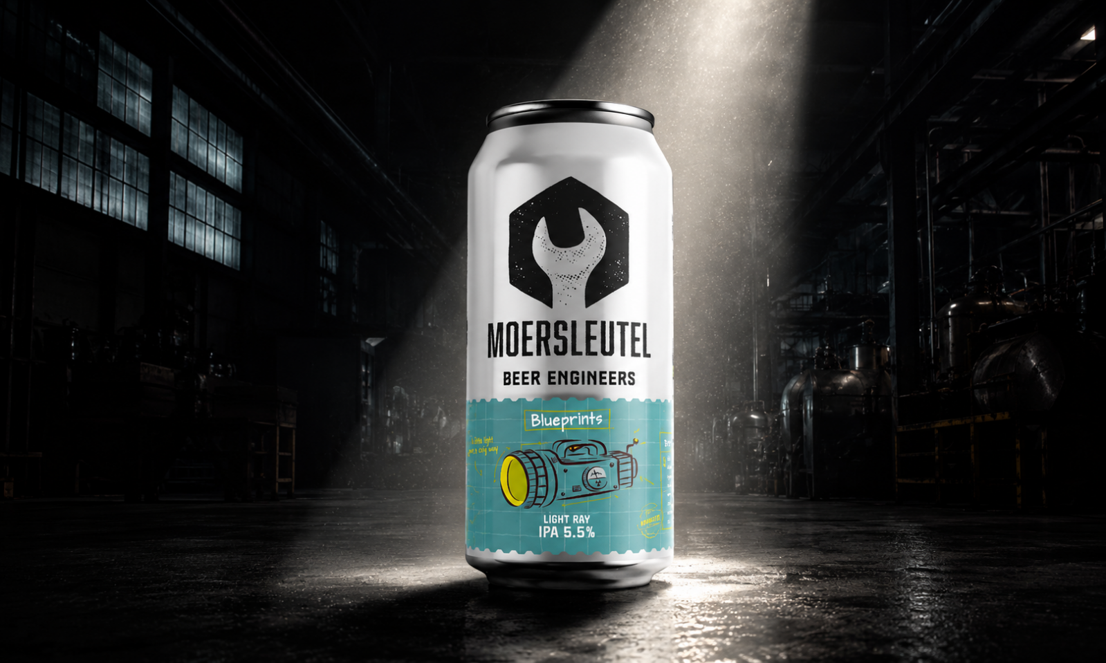 Blik Moersleutel Light Ray IPA in een donkere brouwerij onder een felle lichtstraal.