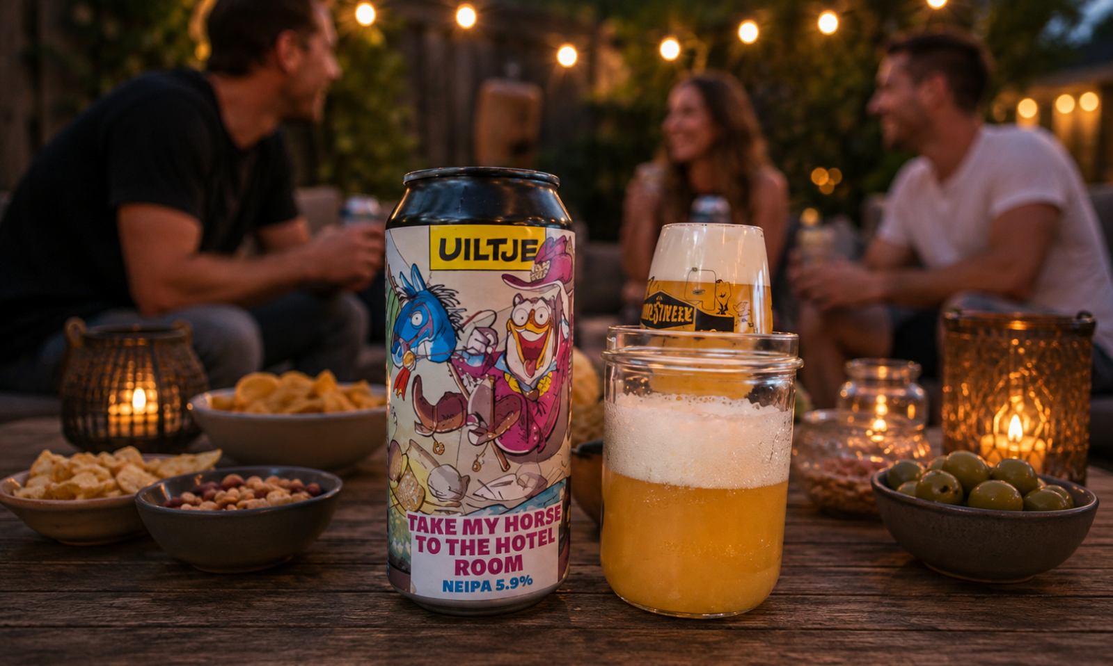 Blik Uiltje Take my Horse to the Hotel Room met glas bier op borreltafel in sfeervolle tuin.