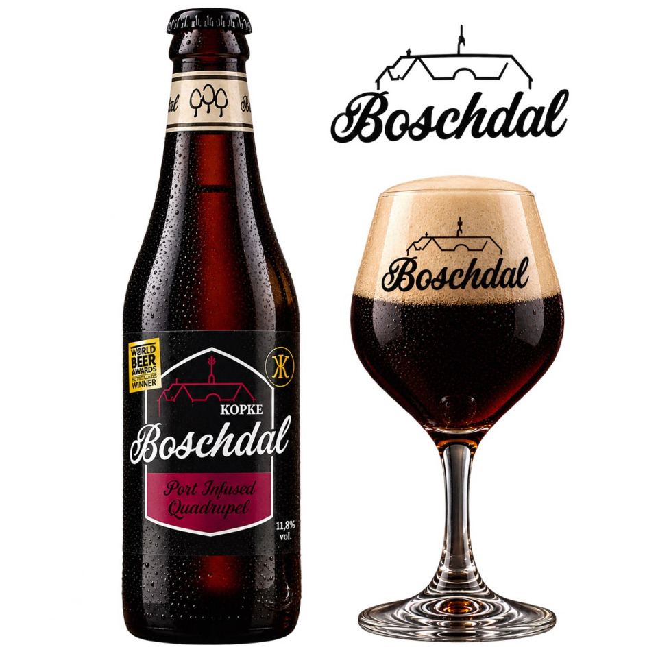 Fles en gevuld glas Boschdal Port Infused Quadrupel met schuimkraag op witte achtergrond.